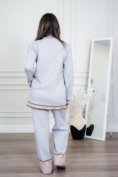 طقم تريكو نسائي شتوي قطعتين لون رمادي فاتح مزين من الأطراف باللون البيج الفاتح ياقة دائرية بجيوب من الأمام مع بنطلون طويل