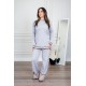 طقم تريكو نسائي شتوي قطعتين لون رمادي فاتح مزين من الأطراف باللون البيج الفاتح ياقة دائرية بجيوب من الأمام مع بنطلون طويل