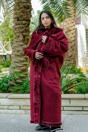 فروة شتوية مبطّنة بالفرو  متعددة الألوان بقبعة على الرأس و جيوب أمامية