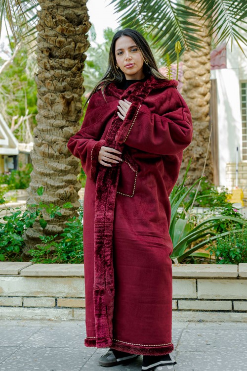 فروة شتوية مبطّنة بالفرو  متعددة الألوان بقبعة على الرأس و جيوب أمامية