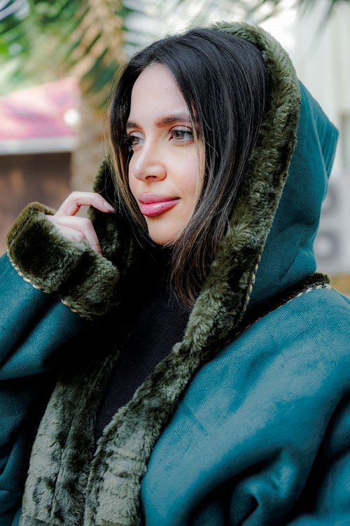 فروة شتوية مبطّنة بالفرو  متعددة الألوان بقبعة على الرأس و جيوب أمامية