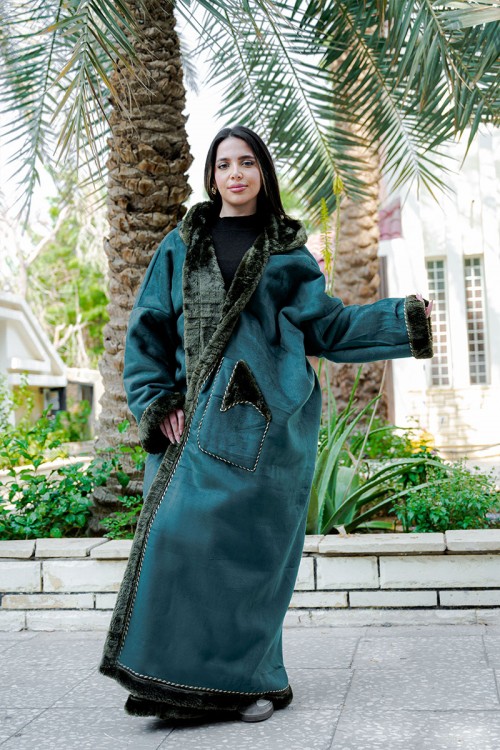 فروة شتوية مبطّنة بالفرو  متعددة الألوان بقبعة على الرأس و جيوب أمامية