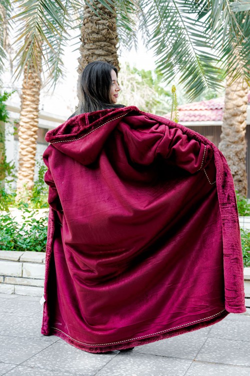 فروة شتوية مبطّنة بالفرو  متعددة الألوان بقبعة على الرأس و جيوب أمامية