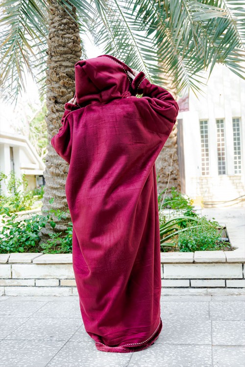 فروة شتوية مبطّنة بالفرو  متعددة الألوان بقبعة على الرأس و جيوب أمامية