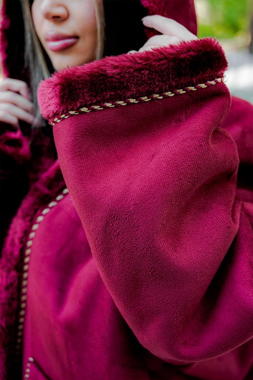 فروة شتوية مبطّنة بالفرو  متعددة الألوان بقبعة على الرأس و جيوب أمامية