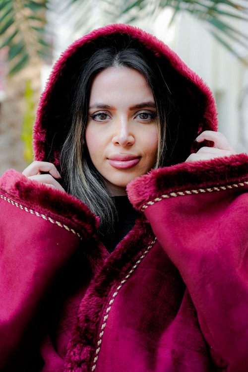 فروة شتوية مبطّنة بالفرو  متعددة الألوان بقبعة على الرأس و جيوب أمامية