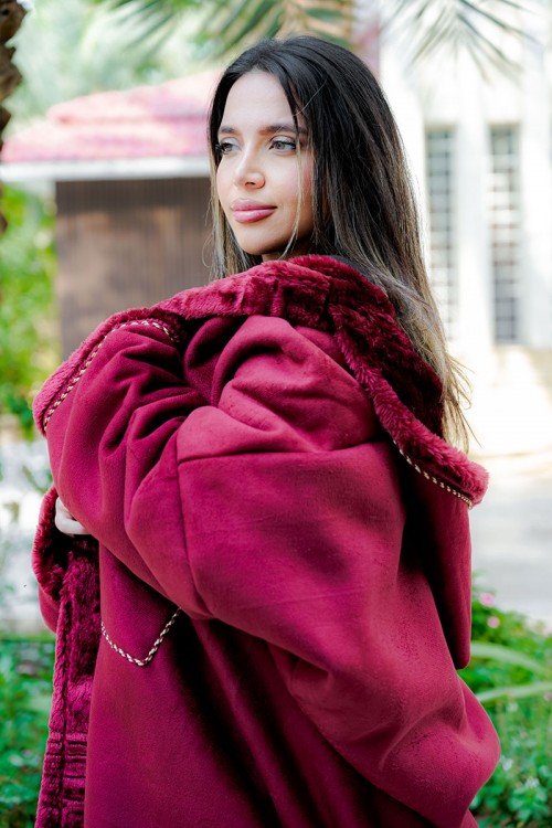 فروة شتوية مبطّنة بالفرو  متعددة الألوان بقبعة على الرأس و جيوب أمامية