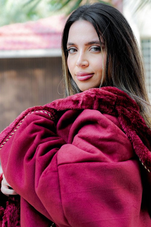 فروة شتوية مبطّنة بالفرو  متعددة الألوان بقبعة على الرأس و جيوب أمامية