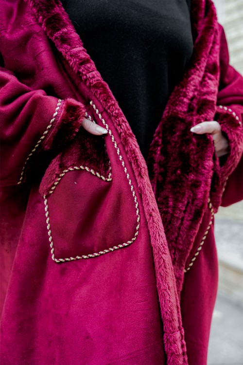 فروة شتوية مبطّنة بالفرو  متعددة الألوان بقبعة على الرأس و جيوب أمامية