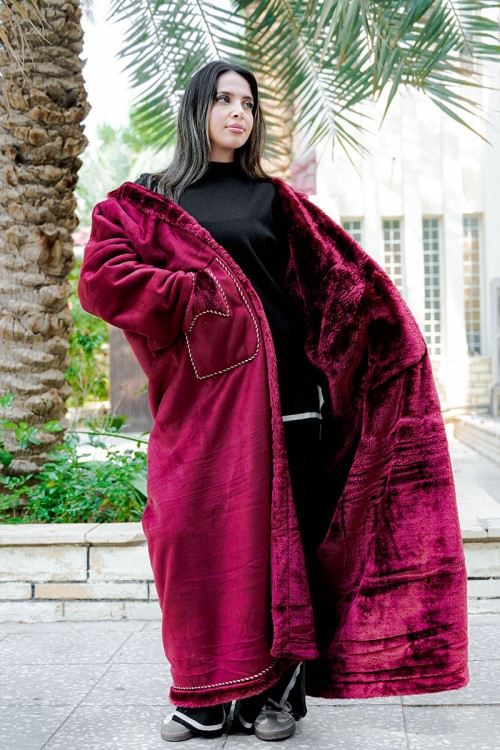 فروة شتوية مبطّنة بالفرو  متعددة الألوان بقبعة على الرأس و جيوب أمامية