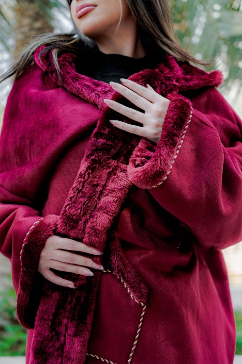 فروة شتوية مبطّنة بالفرو  متعددة الألوان بقبعة على الرأس و جيوب أمامية