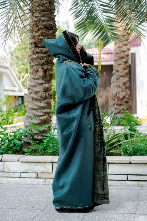 فروة شتوية مبطّنة بالفرو  متعددة الألوان بقبعة على الرأس و جيوب أمامية