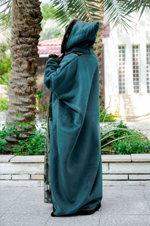 فروة شتوية مبطّنة بالفرو  متعددة الألوان بقبعة على الرأس و جيوب أمامية