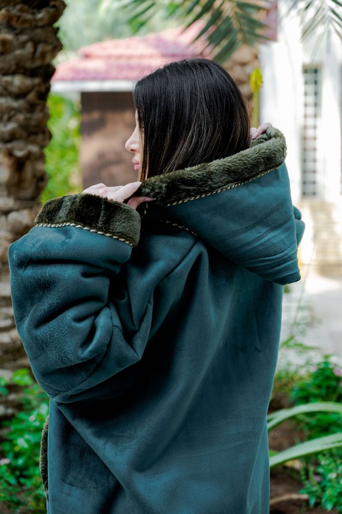 فروة شتوية مبطّنة بالفرو  متعددة الألوان بقبعة على الرأس و جيوب أمامية