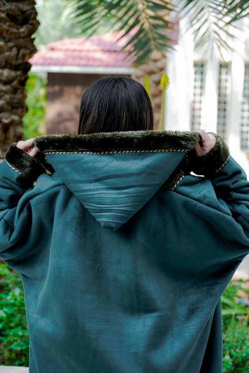 فروة شتوية مبطّنة بالفرو  متعددة الألوان بقبعة على الرأس و جيوب أمامية