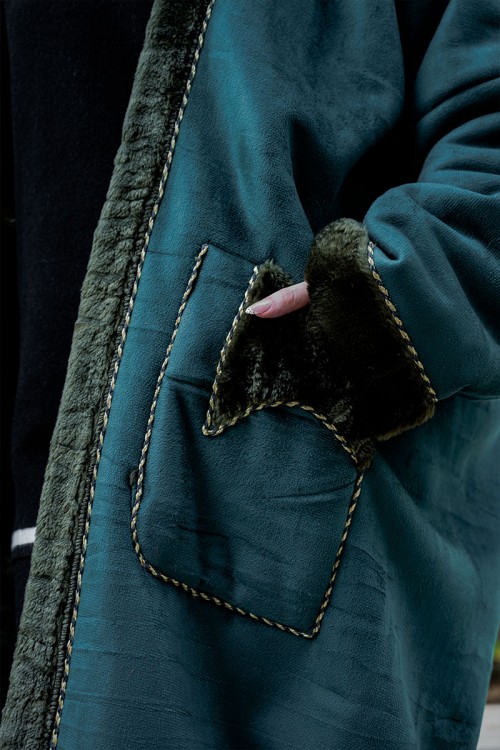 فروة شتوية مبطّنة بالفرو  متعددة الألوان بقبعة على الرأس و جيوب أمامية