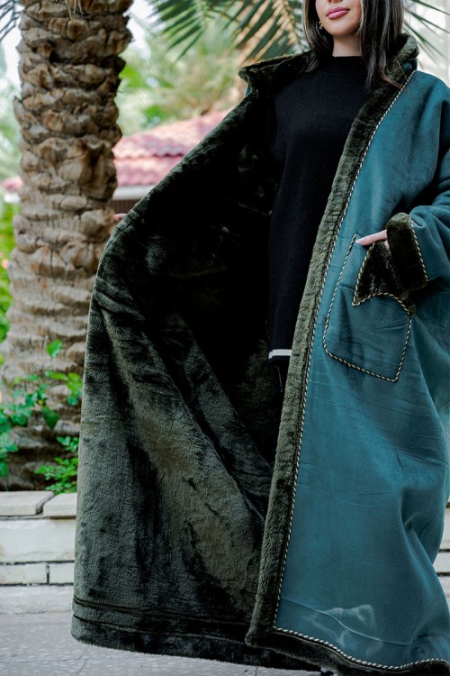 فروة شتوية مبطّنة بالفرو  متعددة الألوان بقبعة على الرأس و جيوب أمامية