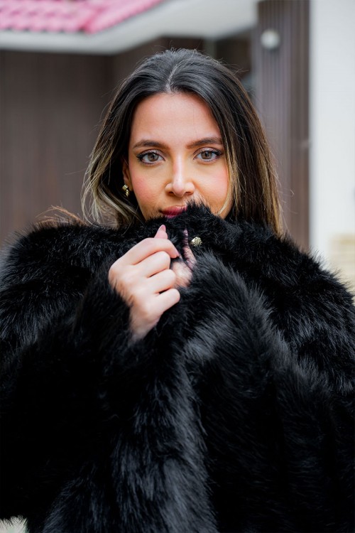 بلوزة نسائية شتوية قطعتين لون أسود بنقوش بلوزة بياقة عالية و أزرار و بأكمام طويلة مع بنطلون طويل