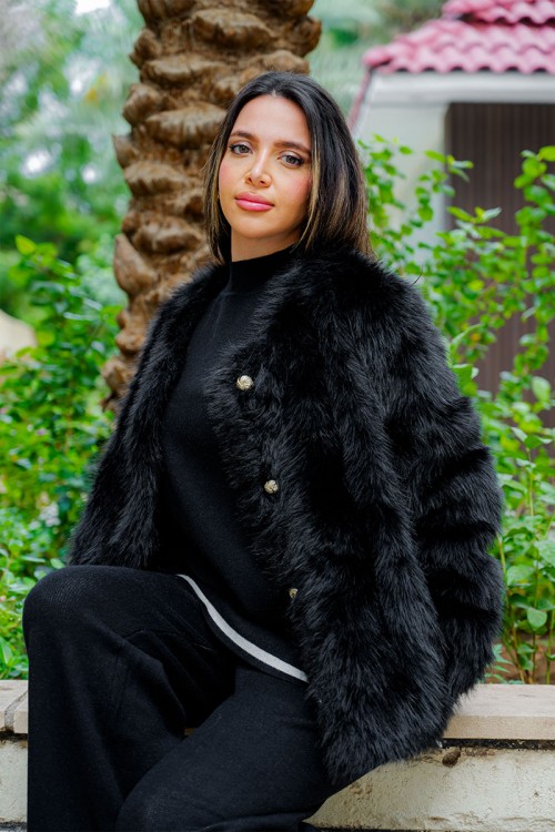 بلوزة نسائية شتوية قطعتين لون أسود بنقوش بلوزة بياقة عالية و أزرار و بأكمام طويلة مع بنطلون طويل