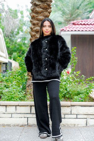 بلوزة نسائية شتوية قطعتين لون أسود بنقوش بلوزة بياقة عالية و أزرار و بأكمام طويلة مع بنطلون طويل 