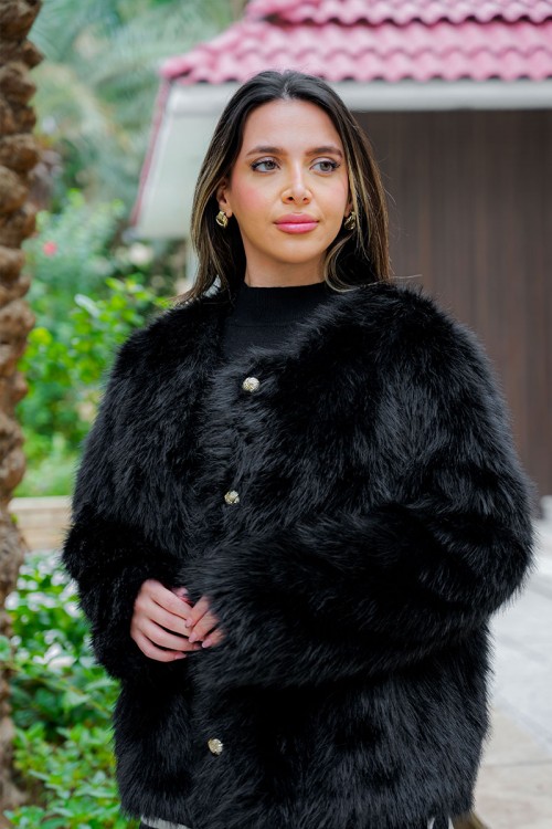 بلوزة نسائية شتوية قطعتين لون أسود بنقوش بلوزة بياقة عالية و أزرار و بأكمام طويلة مع بنطلون طويل