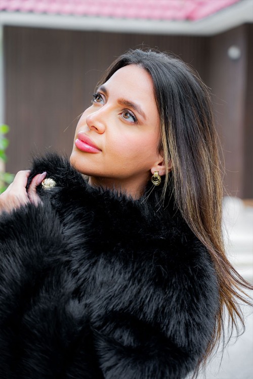 بلوزة نسائية شتوية قطعتين لون أسود بنقوش بلوزة بياقة عالية و أزرار و بأكمام طويلة مع بنطلون طويل