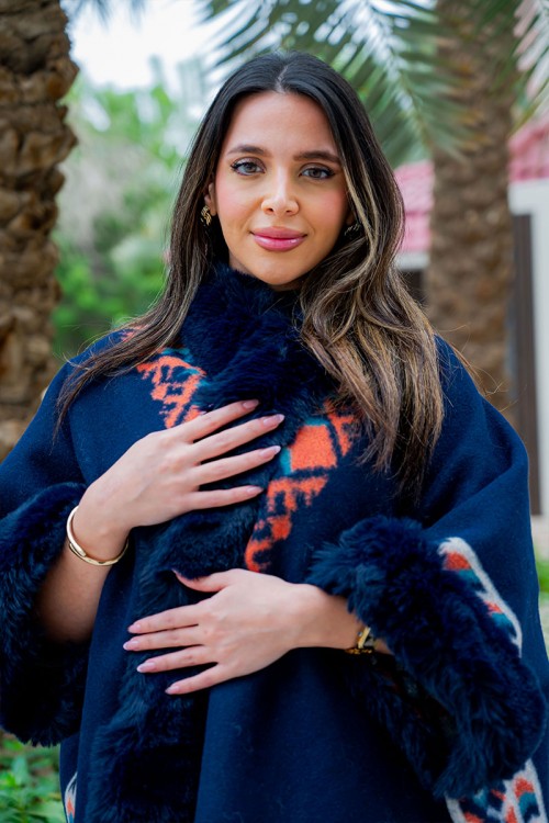 شال نسائي شتوي لون أزرق بنقوش ملونة