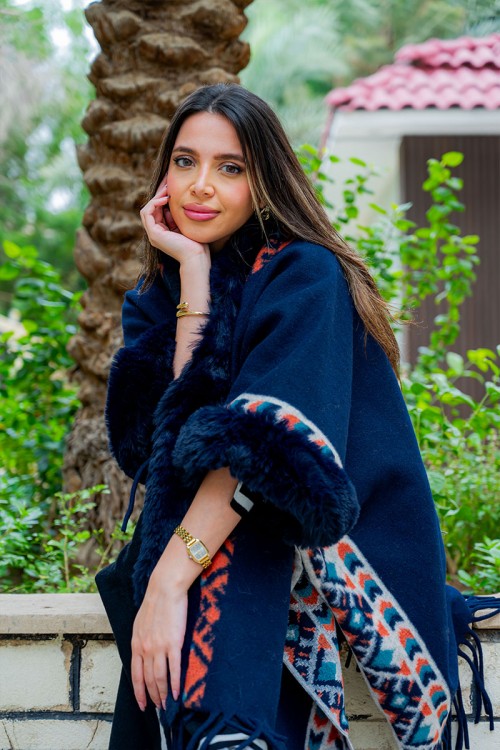 شال نسائي شتوي لون أزرق بنقوش ملونة