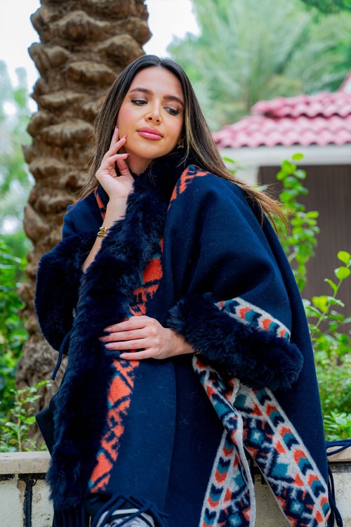 شال نسائي شتوي لون أزرق بنقوش ملونة