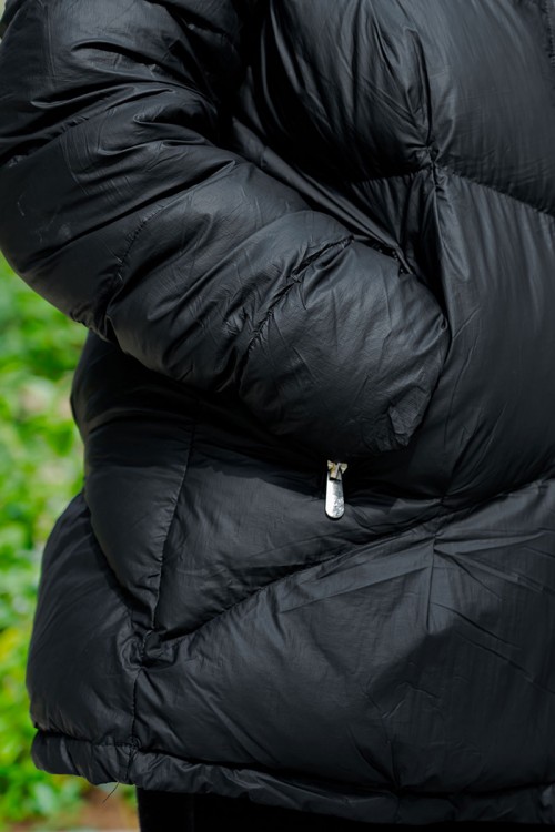 جاكيت نسائي شتوي لون أسود مبطن من الداخل بقبعة من الفرو منفصلة و أكمام طويلة بجيوب و سحاب من الأمام