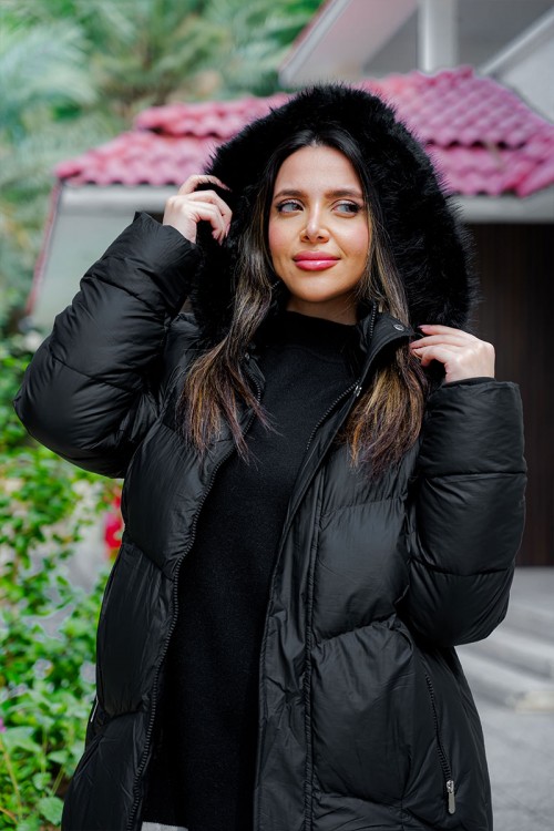 جاكيت نسائي شتوي لون أسود مبطن من الداخل بقبعة من الفرو منفصلة و أكمام طويلة بجيوب و سحاب من الأمام