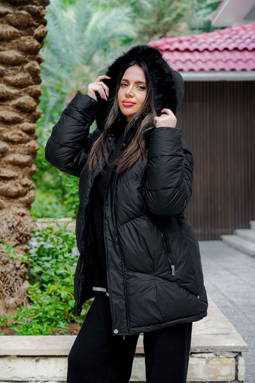 جاكيت نسائي شتوي لون أسود مبطن من الداخل بقبعة من الفرو منفصلة و أكمام طويلة بجيوب و سحاب من الأمام