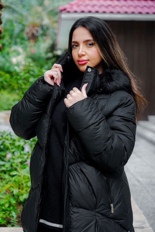 جاكيت نسائي شتوي لون أسود مبطن من الداخل بقبعة من الفرو منفصلة و أكمام طويلة بجيوب و سحاب من الأمام