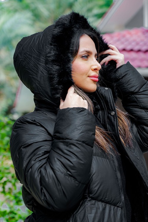 جاكيت نسائي شتوي لون أسود مبطن من الداخل بقبعة من الفرو منفصلة و أكمام طويلة بجيوب و سحاب من الأمام