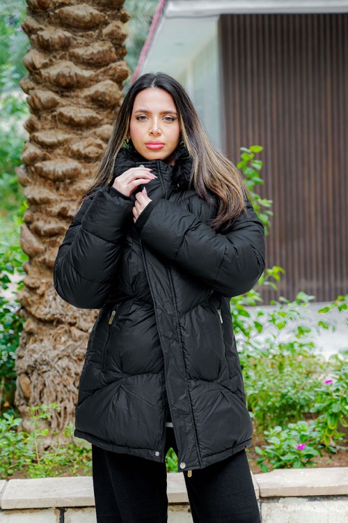 جاكيت نسائي شتوي لون أسود مبطن من الداخل بقبعة من الفرو منفصلة و أكمام طويلة بجيوب و سحاب من الأمام