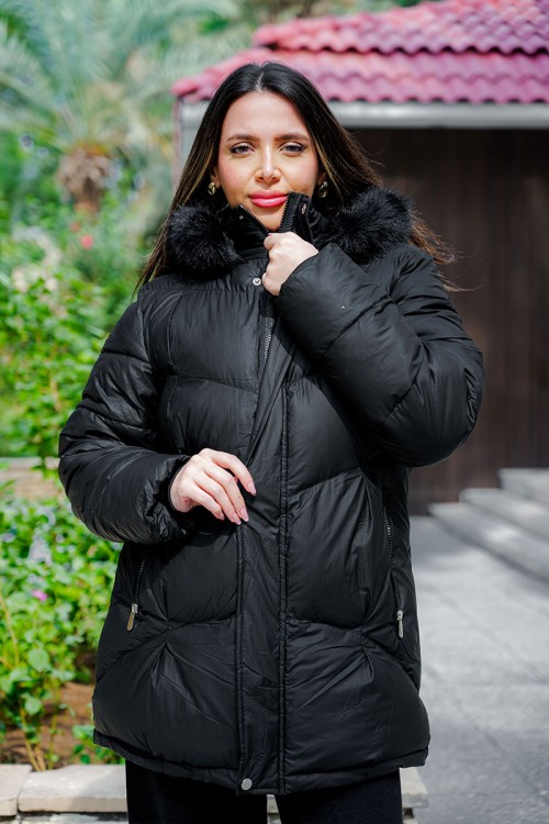 جاكيت نسائي شتوي لون أسود مبطن من الداخل بقبعة من الفرو منفصلة و أكمام طويلة بجيوب و سحاب من الأمام