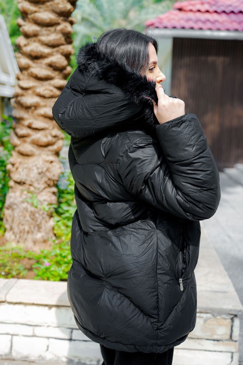 جاكيت نسائي شتوي لون أسود مبطن من الداخل بقبعة من الفرو منفصلة و أكمام طويلة بجيوب و سحاب من الأمام