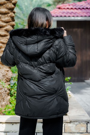 جاكيت نسائي شتوي لون أسود مبطن من الداخل بقبعة من الفرو منفصلة و أكمام طويلة بجيوب و سحاب من الأمام