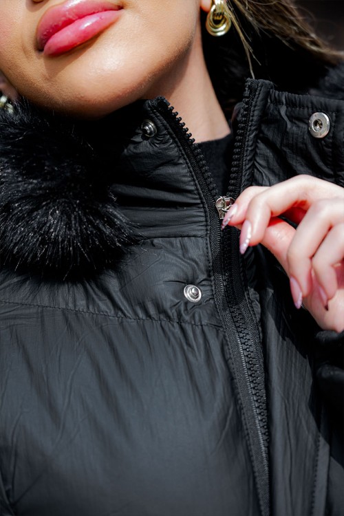 جاكيت نسائي شتوي لون أسود مبطن من الداخل بقبعة من الفرو منفصلة و أكمام طويلة بجيوب و سحاب من الأمام