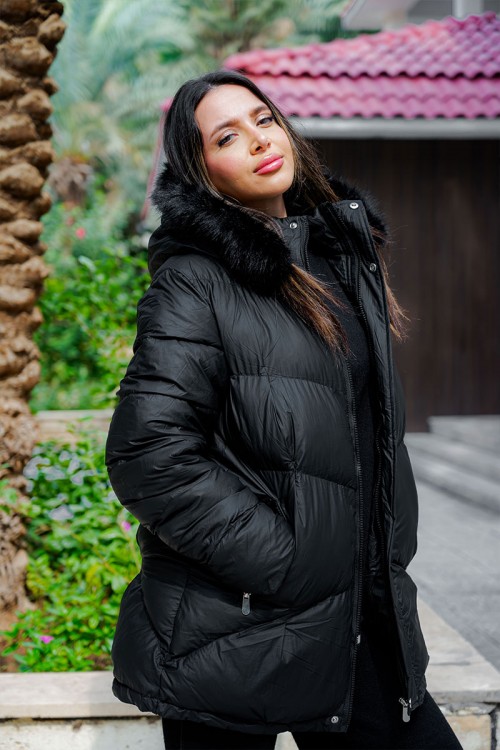 جاكيت نسائي شتوي لون أسود مبطن من الداخل بقبعة من الفرو منفصلة و أكمام طويلة بجيوب و سحاب من الأمام