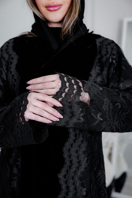 عباية شتوية سوداء من المخمل مزينة بالدانتيل مع طرحة