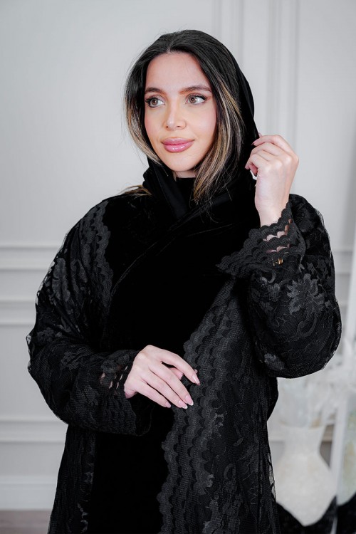 عباية شتوية سوداء من المخمل مزينة بالدانتيل مع طرحة