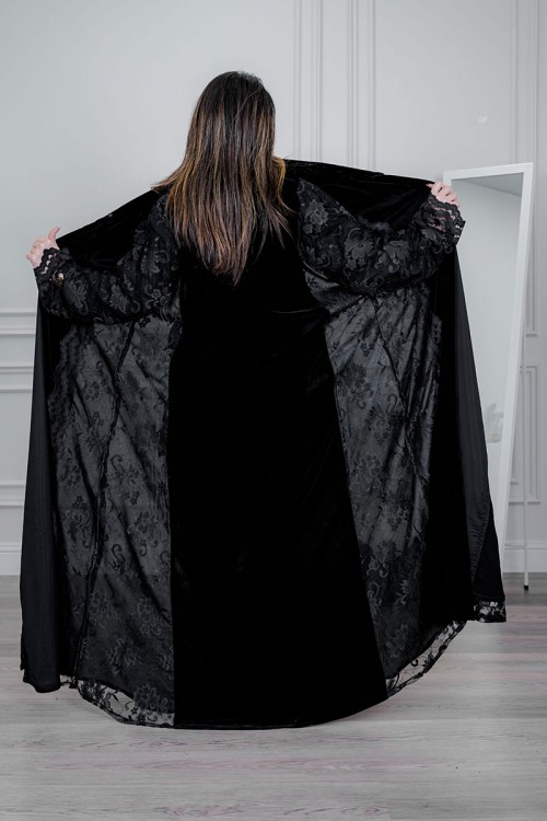 عباية شتوية سوداء من المخمل مزينة بالدانتيل مع طرحة