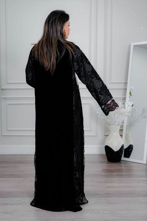 عباية شتوية سوداء من المخمل مزينة بالدانتيل مع طرحة