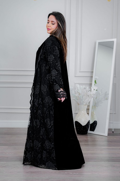 عباية شتوية سوداء من المخمل مزينة بالدانتيل مع طرحة