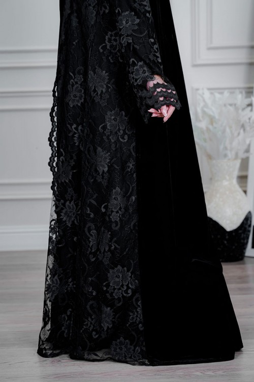 عباية شتوية سوداء من المخمل مزينة بالدانتيل مع طرحة