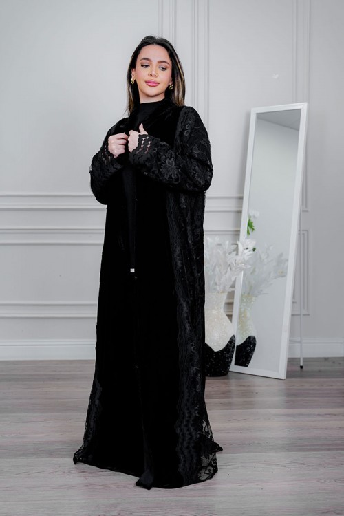 عباية شتوية سوداء من المخمل مزينة بالدانتيل مع طرحة