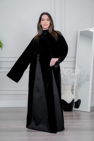 عباية نسائية أنيقة لون أسود ياقة قصة دائريه بأزرارفاخرة بتفاصيل ساتان راقية  