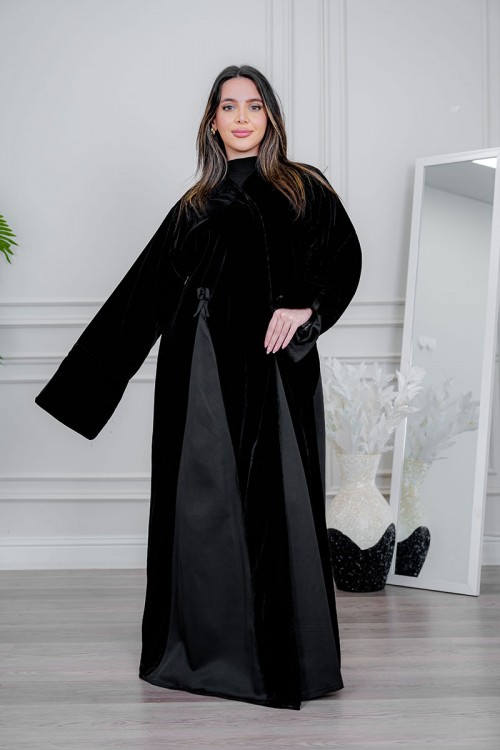 عباية نسائية أنيقة لون أسود ياقة قصة دائريه بأزرارفاخرة بتفاصيل ساتان راقية