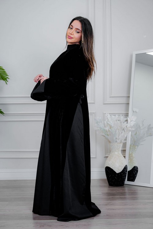 عباية نسائية أنيقة لون أسود ياقة قصة دائريه بأزرارفاخرة بتفاصيل ساتان راقية